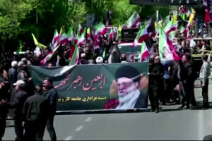 Iranianos assinalam 40 dias da morte de Ali Khamenei com marcha em Teerão   