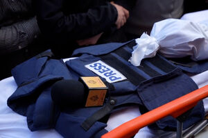 Palestinianos despedem-se de jornalista morto em ataque israelita a Gaza 