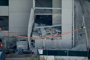 Teto de parque de estacionamento em construção desaba em Filadélfia 