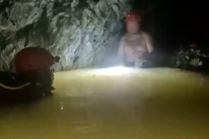 O momento em que mineiro é encontrado vivo após estar preso em mina inundada no México durante duas semanas