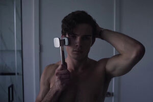 Brendan Peters, conhecido como Clavicular, a esculpir a cara