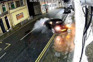 Carro de luxo despista-se, faz um pião e embate contra casa no Reino Unido 