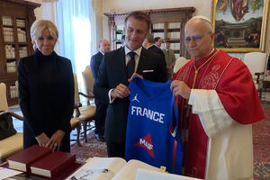 Macron reúne-se com Papa Leão XIV no Vaticano    