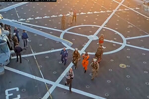 Astronautas da Artemis II mostram boa disposição a bordo de navio da Marinha dos EUA 