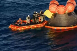 O momento em que os quatro astronautas da Artemis II são vistos pela primeira vez ao regressar à Terra