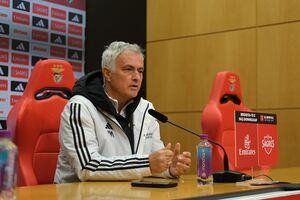 José Mourinho numa conferência com patrocínios do Benfica