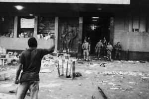 Apoiante da Frelimo contesta soldados portugueses em setembro de 1974, em Maputo 