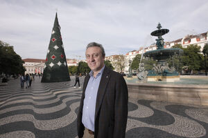 Jorge Castro em Lisboa, com árvore de Natal e fonte