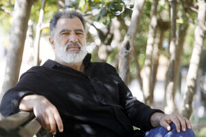 João Pedro George posa num banco de jardim