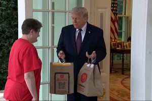 “Isto não parece encenado, pois não?”: Trump dá gorjeta de 100 dólares a estafeta por entregar McDonald’s na Sala Oval 