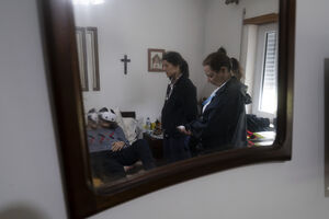 Como José não pode sair da cama, a equipa de cuidados paliativos deslocou-se a sua casa para lhe proporcionar uma 'ida' à praia através de óculos de realidade virtual