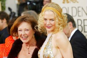 Nicole Kidman com a sua mãe Janelle Kidman nos Globos de Ouro em 2004