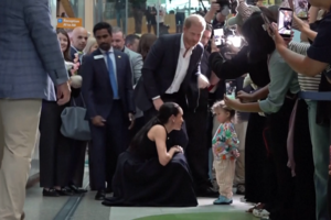 Príncipe Harry e Meghan Markle visitam crianças em hospital pediátrico de Melbourne 