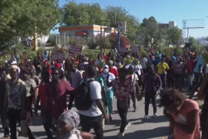 Aumento dos combustíveis leva centenas de pessoas a protestar por salários mais altos no Haiti 