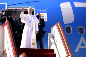 Papa Leão XIV deixa a Argélia rumo aos Camarões 