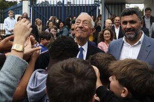 Marcelo Rebelo de Sousa à chegada para uma aula com alunos da Escola Secundária Adolfo Portela