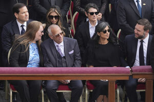 Louis Prevost, o irmão mais velho do Papa Leão XIV e a sua esposa Deborah, sentam-se ao lado do Vice-Presidente JD Vance durante uma missa para a inauguração oficial do pontificado do Papa Leão XIV