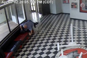 Imagens mostram momento em que diretor se atira sobre homem armado dentro de escola nos EUA 