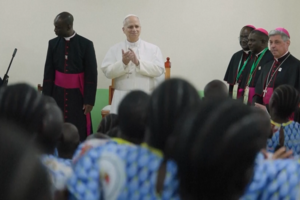 Papa Leão XIV canta com crianças em orfanato nos Camarões 
