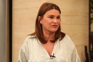 Que susto! Rita Salema quase atropela cadela perdida na estrada e ajuda-a a reencontrar a família