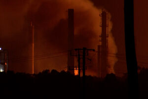 Incêndio deflagra em refinaria de petróleo na Austrália 