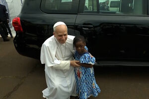 O momento em que menina corre para abraçar o Papa durante visita aos Camarões
