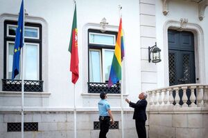 António Costa, enquanto primeiro-ministro, a hastear a bandeira arco-íris na residência oficial, assinalando o Dia Internacional contra a Homofobia