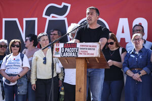 O secretário-geral da CGTP-IN, Tiago Oliveira, discursa durante o protesto nacional