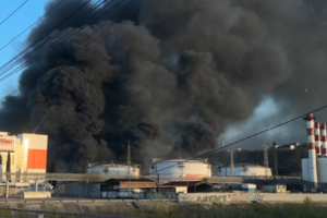 Imagens mostram enorme nuvem negra de fumo após ataque com drones a refinaria russa 