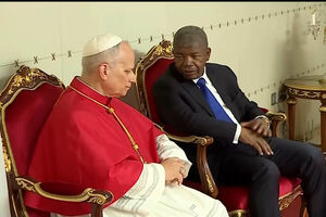 Papa recebido com honras de Estado em Luanda