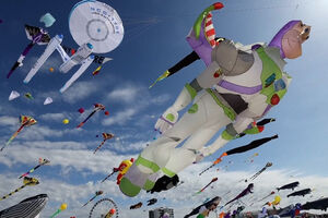 Centenas de papagaios de papel enchem o céu num festival em França  