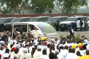 Papa celebra missa em Kilamba perante multidão de fiéis  