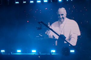 Padre Guilherme lidera DJ set de tributo techno ao Papa Francisco em Buenos Aires  