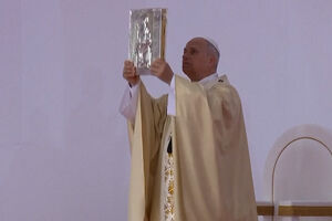 “Agradeço por poder contar convosco”: Papa Leão XIV celebra missa com 100 mil fiéis em Angola