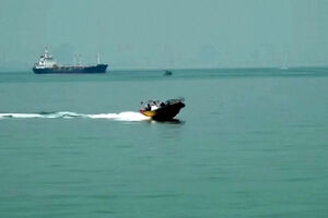 Imagens mostram navios no Estreito de Ormuz