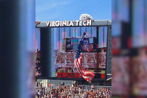 Paraquedista fica preso em placar durante jogo do Virginia Tech
