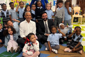 Obama e Mamdani protagonizam momento onde cantam "As Rodas do Autocarro" numa creche