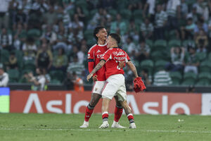 Jogadores do Benfica festejam a vitória contra o Sporting na I Liga