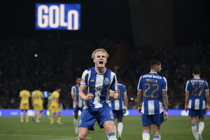 Futebolista do FC Porto celebra golo frente ao Tondela na I Liga