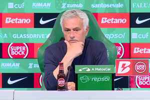Mourinho explica gesto no final do dérbi com o Sporting: "Interprete como quiser..."