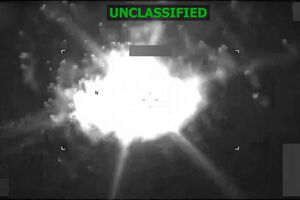 EUA divulgam imagens de ataque a barco suspeito de tráfico de droga no mar das Caraíbas  