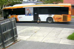 Menino de 12 anos fica preso na porta de autocarro e acaba arrastado no meio do trânsito na Austrália