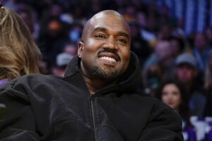 Kanye West, conhecido como Ye, assiste a um jogo de basquete da NBA