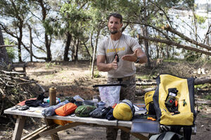 O instrutor Rubim Fonseca com o kit de sobrevivência, onde não falta o rádio a energia solar 