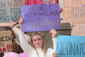 Enfermeiros em protesto junto ao Hospital Dona Estefânia, em Lisboa