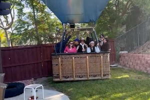 Emergência obriga balão de ar quente a aterrar em quintal de casa nos EUA