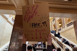 Ativistas pelos direitos dos animais concentram-se em frente ao gabinete do governador de Wisconsin