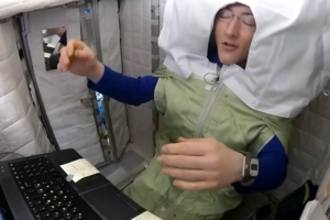 Christina Koch explica que astronautas dormem no espaço “como zombies” 