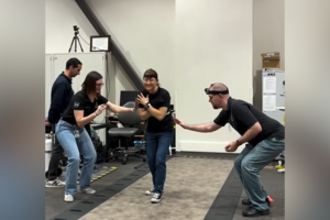 Christina Koch mostra exercícios para voltar a adaptar-se à gravidade após missão à Lua 