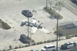Avioneta despenha-se em parque de estacionamento em Los Angeles 